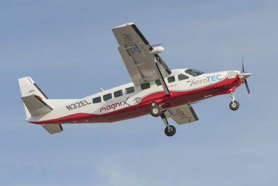 Avião elétrico faz voo inaugural em Moses Lake