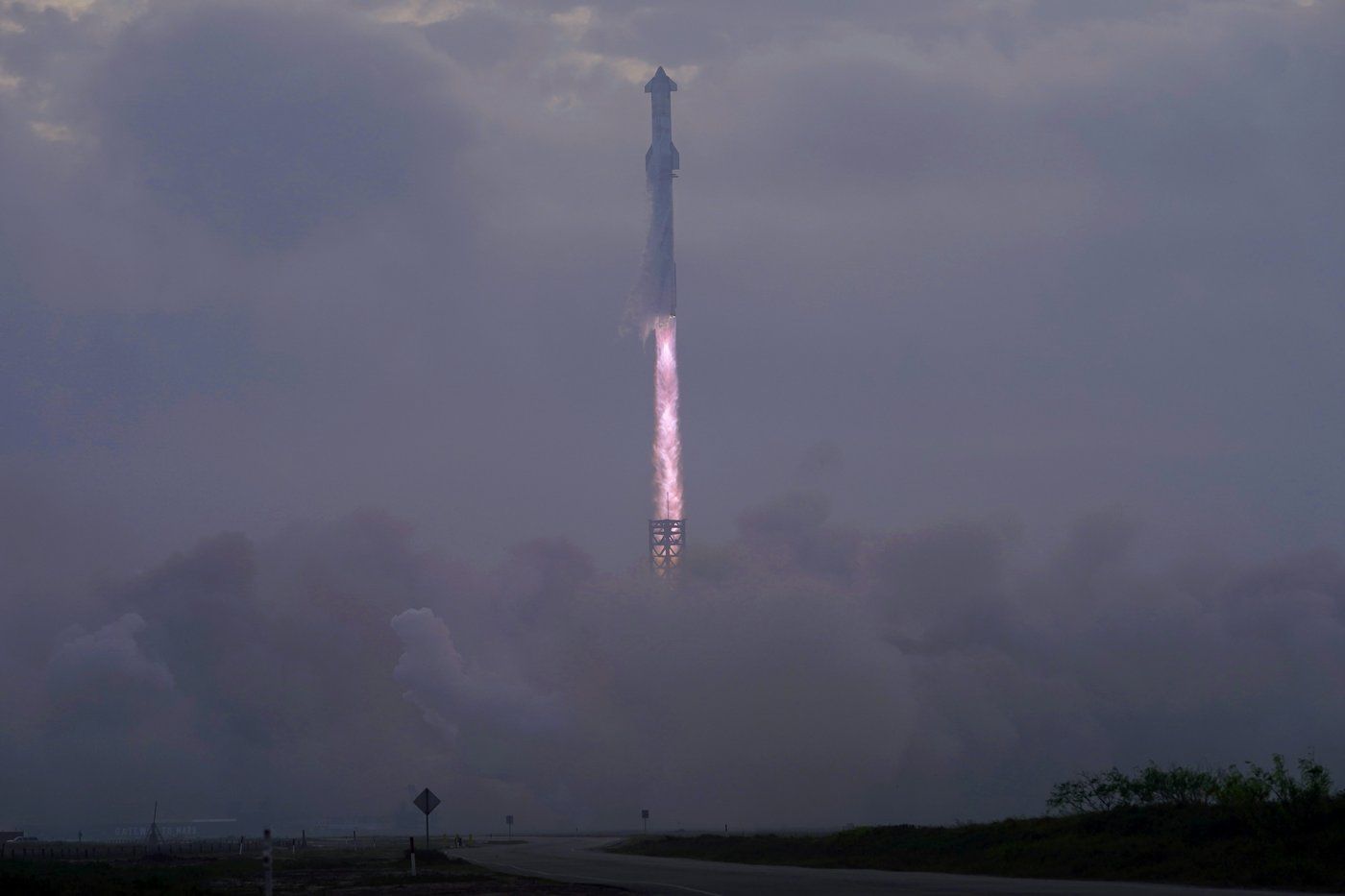 SpaceX está cerca de completar el vuelo de prueba del enorme cohete pero pierde la nave cerca del final